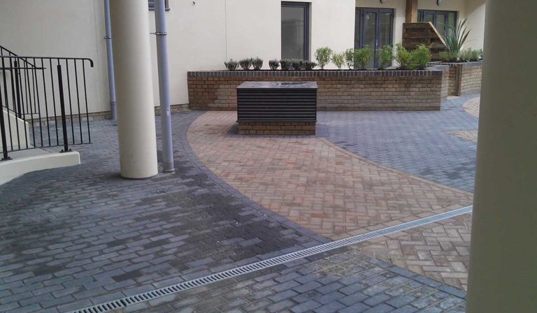 North+London+-+podium+after+Capel+did+all+hardscaping+IMAG0576